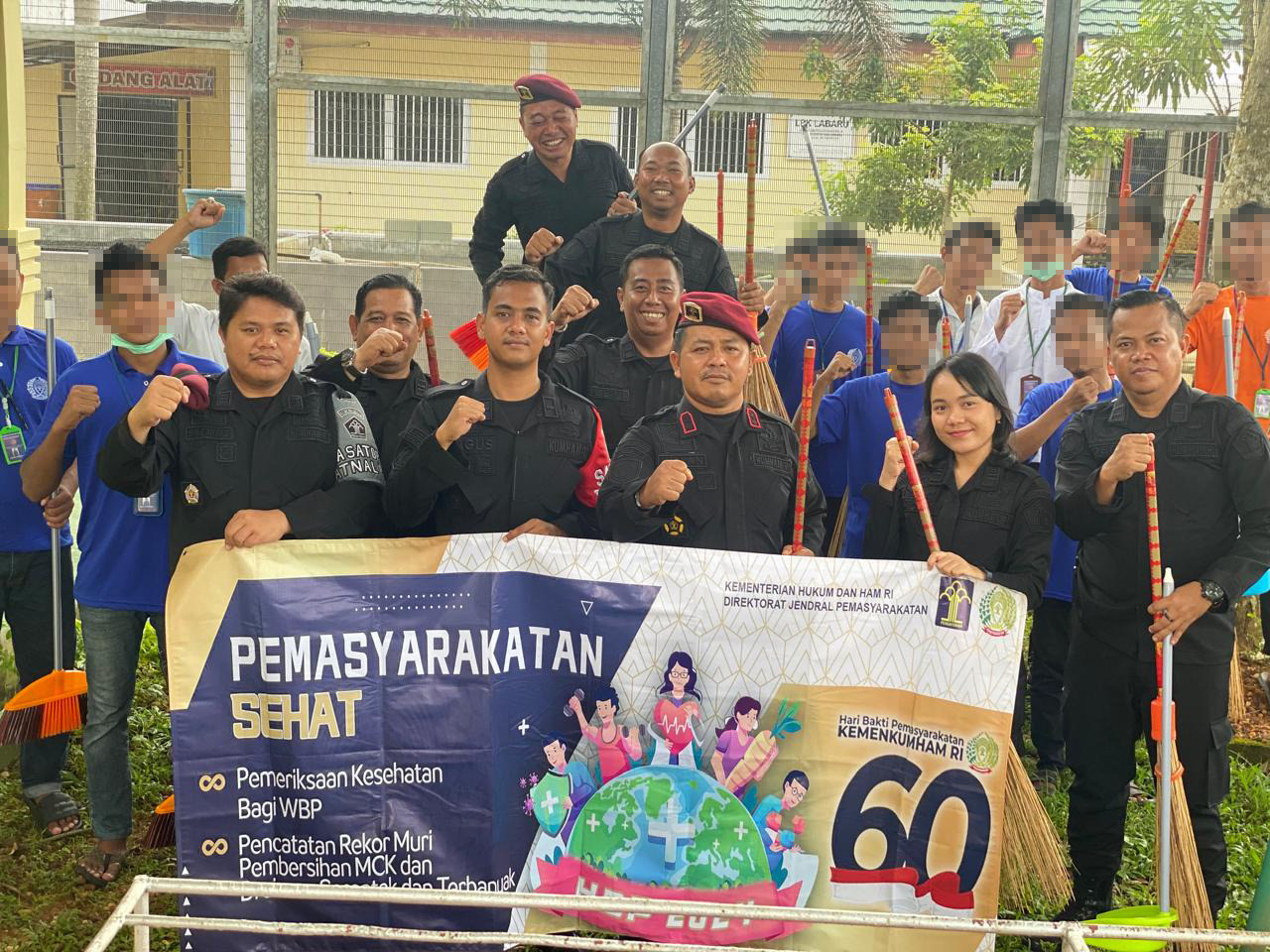 Bersih-bersih Lingkungan Lapas, Petugas dan Warga Binaan Lapas Banjarbaru Wujudkan Pemasyarakatan Sehat HBP Ke-60  